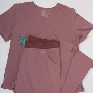 Figs scrub set in mineral mauve (Catarina and kade)